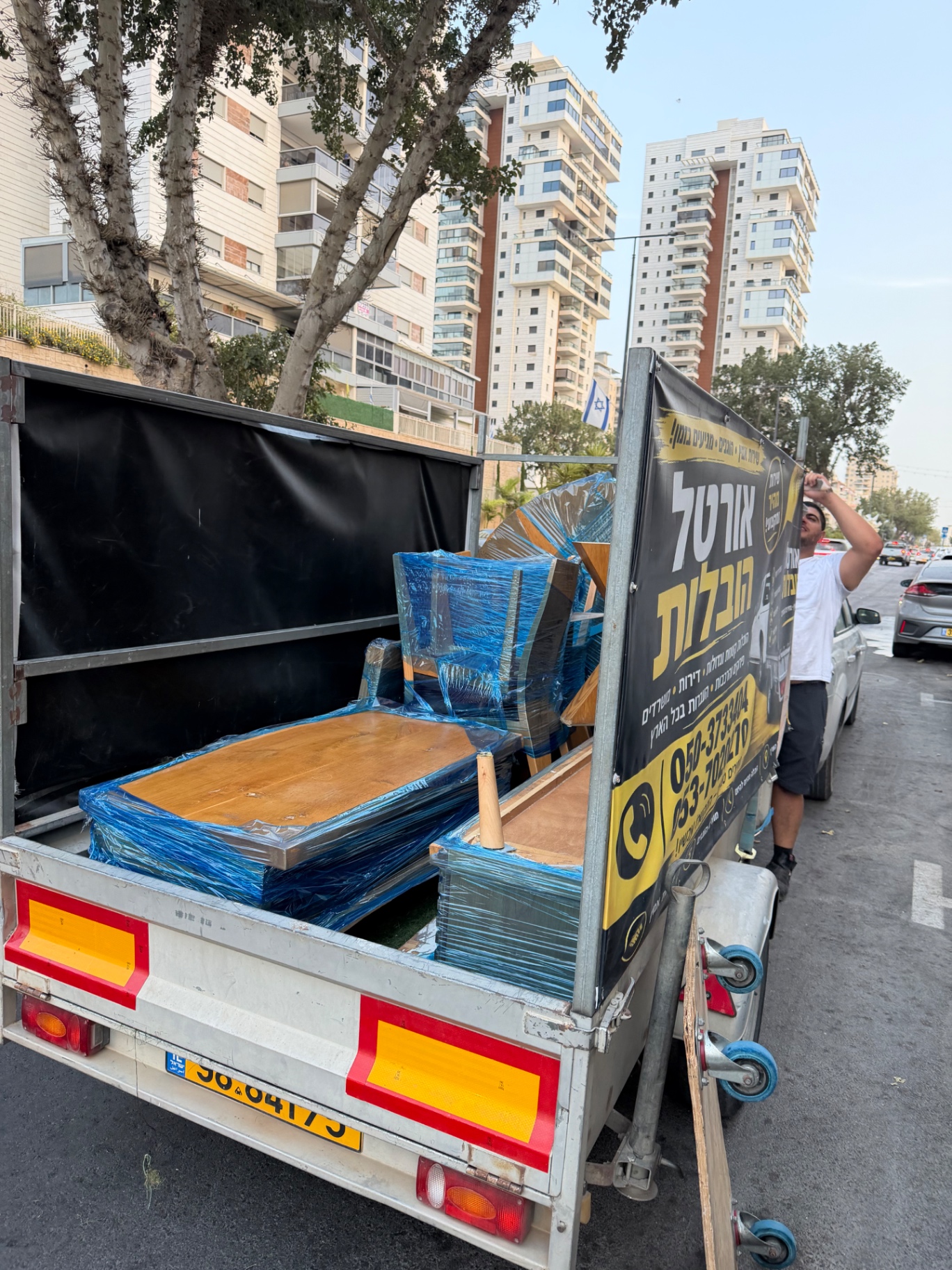 ריהוט עטוף ומאובטח על הנגרר